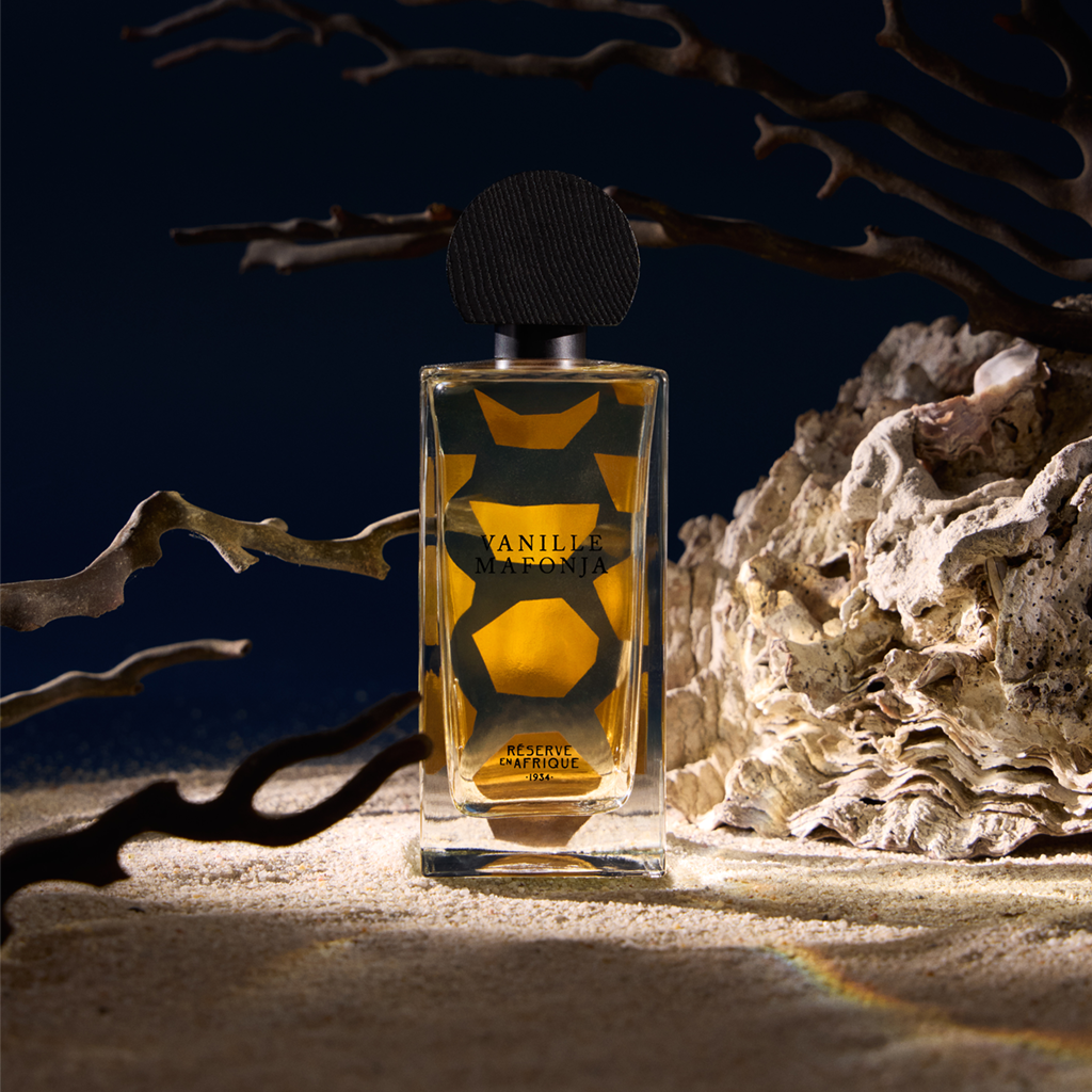 Vanille Mafonja by Réserve en Afrique in a sandy setting for the perfume review