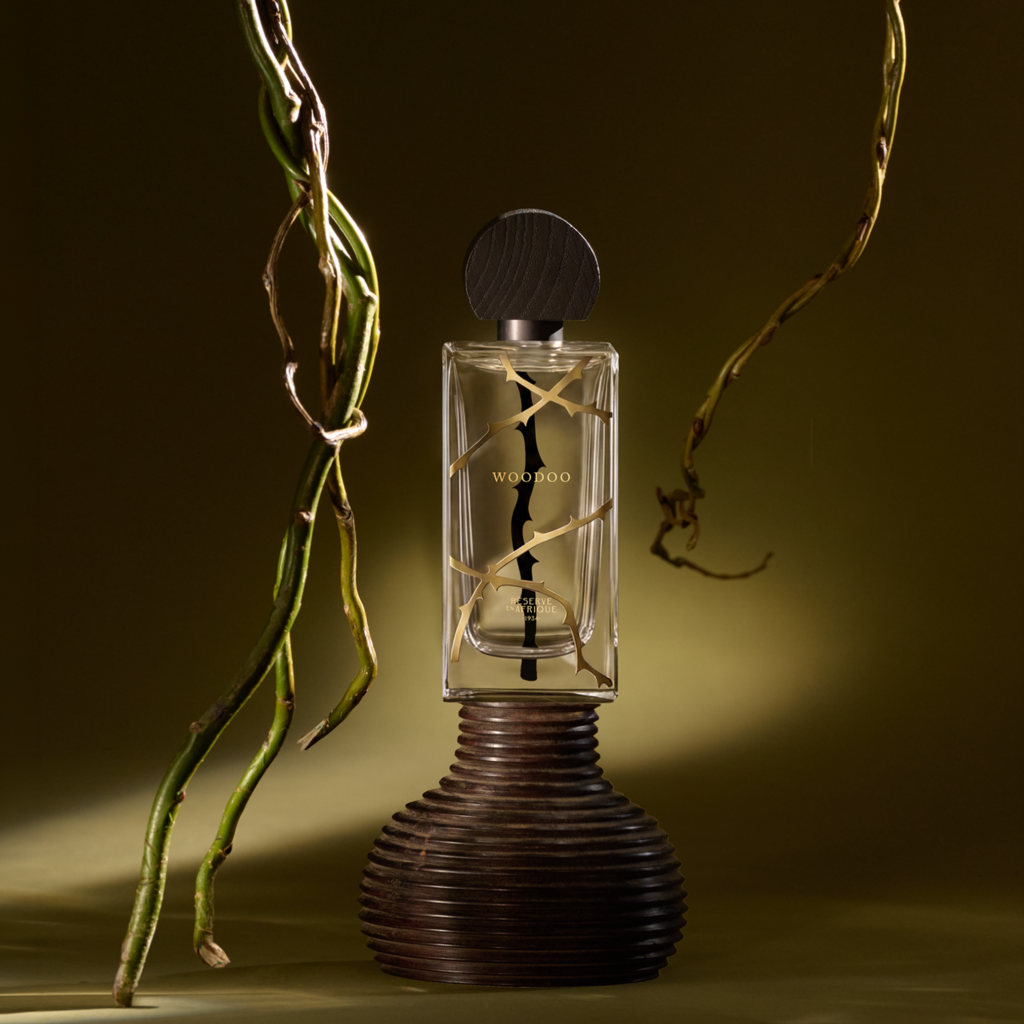 Woodoo by Réserve en Afrique in a dark botanical setting for the perfume review