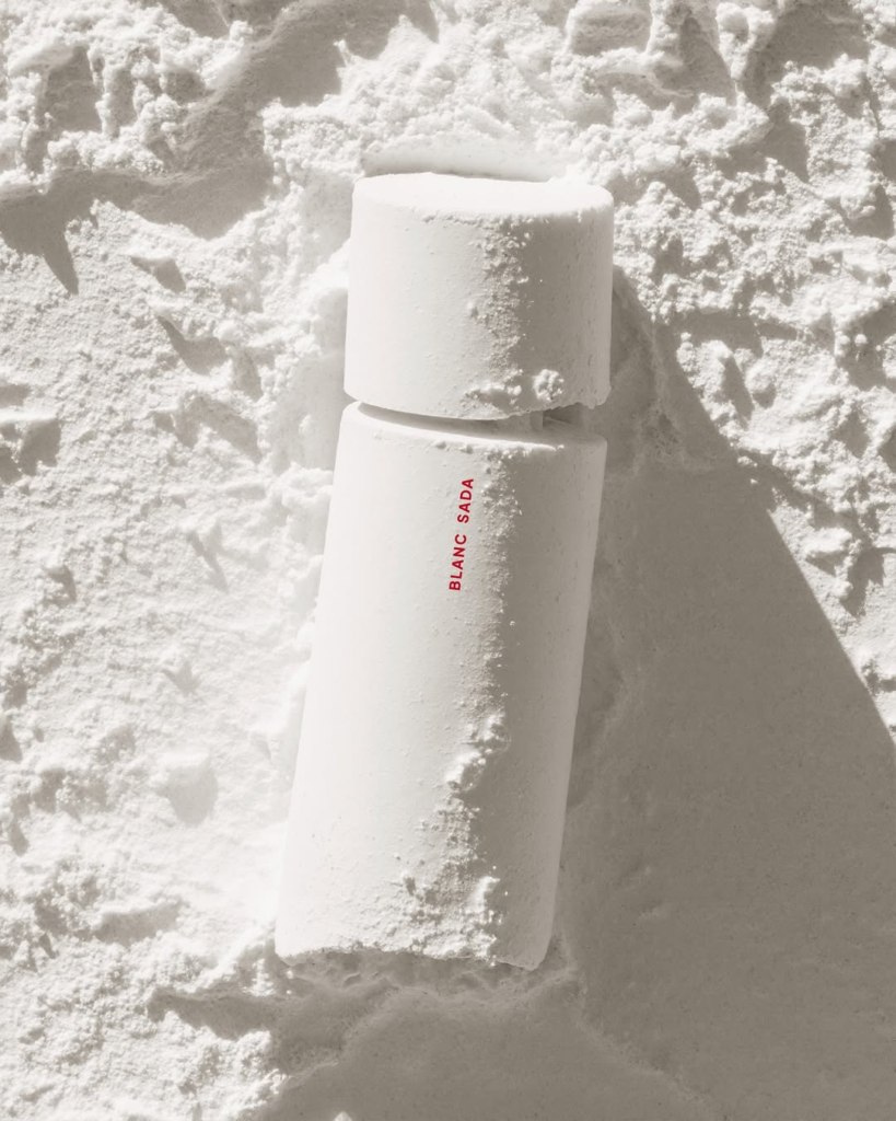 L'Entropiste Blanc Sada perfume bottle in a white powder setting