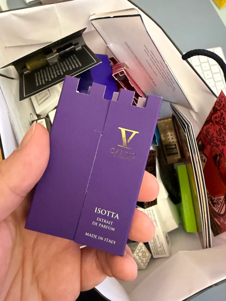 V Canto Isotta Extrait de Parfum sample in its original purple presentation packaging.